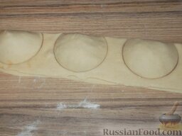 Вареники с капустой: Сложить полосу теста вдоль вдвое, чтобы начинку сверху покрыть еще одним слоем теста и вырезать вареники с капустой.