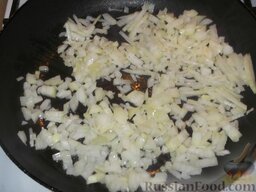 Вареники с капустой: На сковороде разогреть 2 ст. ложки растительного масла. Выложить лук, пассеровать его на среднем огне, помешивая, 5-7 минут.