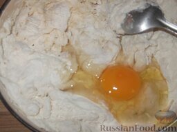 Вареники с капустой: После тщательного перемешивания добавить соль, яйца. При необходимости влить немного воды комнатной температуры.  Снова тщательно выместить тесто и оставить на 30 минут.
