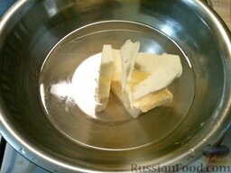 Пирожное «эклер»: Как приготовить пирожное «эклер» с заварным кремом:    Возьмите сливочное масло, воду, соль, положите все в металлическую миску или в кастрюлю и поставьте на огонь.