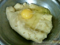 Пирожное «эклер»: Когда масса слегка остынет, вбейте поочередно яйца, размешивая тесто до однородной массы.    Включите духовку.