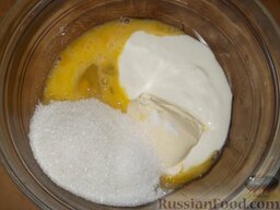 Сметанное печенье: Как приготовить сметанное печенье:    Сметану, размягченный маргарин, сахарный песок, яйца, питьевую соду и ванильный порошок тщательно разотрите.