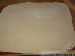 Сметанное печенье: Включите духовку.    Готовое тесто раскатайте в пласт толщиной 0,5 см