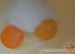 Орешки с начинкой: Отделите желтки от белков. При этом желтки яиц соедините с сахаром.