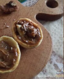 Орешки с начинкой: В начинку добавьте грецкие орехи. Наполните половинки печенья начинкой из вареного сгущенного молока и орехов.