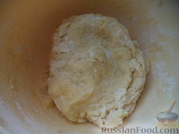 Орешки с начинкой: Всыпать муку. Из маргарина, муки, яиц, сахара и соды замесите тесто.