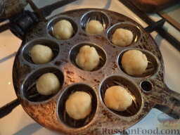Орешки с начинкой: Формочку нагрейте. Готовое тесто выложите в формочки для орешков.