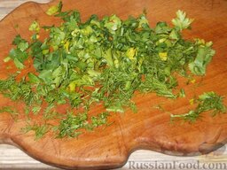 Салат из маринованных шампиньонов и свиного языка: Зелень укропа и петрушки вымойте и измельчите.