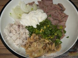Салат из маринованных шампиньонов и свиного языка: Выложите подготовленные ингредиенты в салатник, заправьте салат из свиного языка майонезом. Перемешайте.