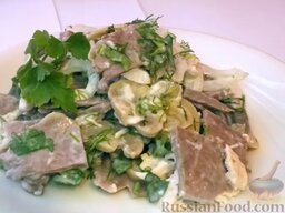Салат из маринованных шампиньонов и свиного языка: Салат из свиного языка с шампиньонами готов. Приятного аппетита!