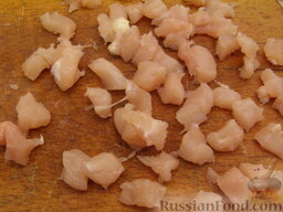 Салат из курицы с шампиньонами и сыром: Куриное мясо помойте, нарежьте небольшими кусочками.