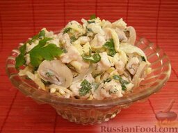 Салат из курицы с шампиньонами и сыром: Выложите в салатник салат из курицы и шампиньонов и полейте его заправкой.