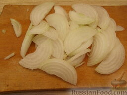 Салат из курицы с шампиньонами и сыром: Репчатый лук очистите, помойте, нарежьте полукольцами.