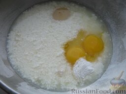 Блинчики на кислом молоке: Яйца, соль, сахар и порошок для выпечки развести стаканом кислого молока. Перемешать.