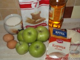 Оладьи из яблок: Подготовить продукты для оладий из яблок.