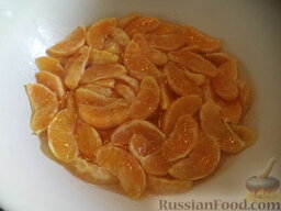 Варенье из апельсинов: В кипящий сироп опустить дольки апельсина, довести до кипения.