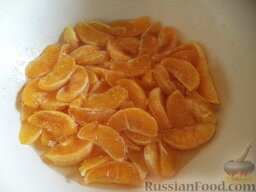 Варенье из апельсинов: Сиропом залить апельсины, варить варенье из апельсинов на слабом огне, пока дольки не станут прозрачными (10-15 минут).