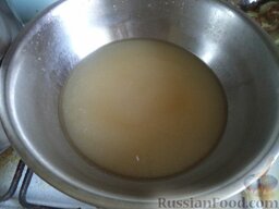 Варенье из груш: Сделать сироп. Для этого смешать в миске воду и сахар.