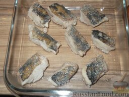Рыба заливная: В подходящую глубокую посуду (например, в эмалированные лоточки для заливного) разложить отварные куски рыбы кожей вверх на некотором расстоянии один от другого.