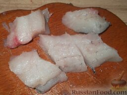 Рыба заливная: Подготовленное филе нарезают на порционные куски.