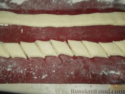 Вареники ленивые: Слегка придавливают колбаску и режут ее на небольшие кусочки-ромбики.    Также ленивые вареники можно приготовить впрок, заморозив ромбики из творожного теста.