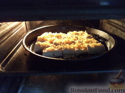 Рулет из лаваша: Поставить в горячую духовку на среднюю полку. Выпекать при 180 градусах до расплавления сыра (5-7 минут).
