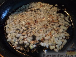 Рулет из лаваша: Разогреть сковороду, налить растительное масло. В масло выложить мелко нарезанный лук. Лук обжарить до золотистого цвета на среднем огне, помешивая. Обжаривать 2-3 минуты.