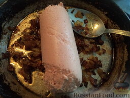 Рулет из лаваша: Печеночную колбасу очистить от оболочки, добавить к луку.