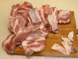 Тушеные свиные ребрышки: Свиные ребрышки при необходимости порубить на порционные кусочки. Промыть, обсушить, удалить лишний жир и осколки костей.