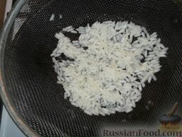 Ленивые голубцы: Рис отварить в подсоленной воде. Для этого рис залить 1 стаканом воды, довести до кипения, добавить щепотку соли. Варить 15 минут. Откинуть на дуршлаг, чтобы стекла вся вода.