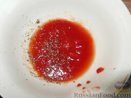 Ленивые голубцы: Приготовить томатный соус. Для этого в томатную пасту добавить 1-1,5 ст. ложки воды. Размешать, добавить черный молотый перец.