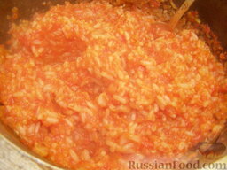 Рис с овощами: Если получилась слишком жидкая масса, кастрюлю открыть и выпарить лишнюю жидкость на среднем огне, часто помешивая, чтобы не пригорело.