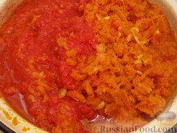 Рис с овощами: Перец, дольку чеснока, тушеную морковь и помидоры прокрутить через мясорубку.