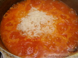 Рис с овощами: Рис выложить в овощную смесь и тушить, помешивая, под крышкой на слабом огне, до готовности риса, около получаса. Посолить рис с овощами в конце приготовления.