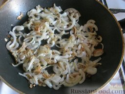 Тушеная капуста с мясом: В сковороду с высокими бортиками налить растительное масло слоем 4-5 мм. Поставить на средний огонь и высыпать мелко нарезанный лук. Тушить до мягкости и прозрачности (примерно 5 минут), не зажаривать.