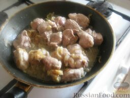 Тушеная капуста с мясом: Затем мясо добавить на сковороду к луку. Тушить 5 мин. на сильном огне помешивая.