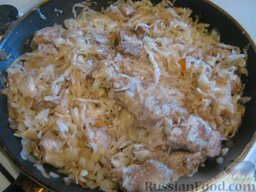 Тушеная капуста с мясом: Затем добавить квашеную капусту, перемешать и тушить под крышкой 15-20 мин. на небольшом огне.