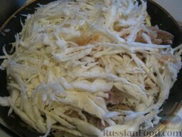 Тушеная капуста с мясом: Капусту добавить на сковороду. Посолить, поперчить и тушить до мягкости под крышкой помешивая.  Первый раз проверить мягкость 