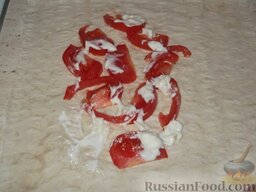 Бутерброд-шаурма: Вдоль края выложить помидор, нарезанный дольками, посолить. Намазать помидоры соусом.