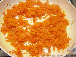 Паштет из говяжьей печени: На сковороде разогреть 3 ст. ложки растительного масла. Морковь обжарить на растительном масле до мягкости на среднем огне (10 минут).