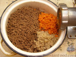 Паштет из говяжьей печени: Чтобы паштет был более однородным, морковь можно пюрировать блендером.  Затем нужно пропустить через мясорубку готовую печень, лук и морковь (если используете).