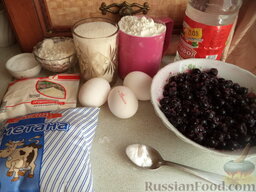 Быстрый пирог с ягодами: Подготовить продукты для пирога с ягодами. В рецепте быстрого пирога используется черная смородина.     Включить духовку.