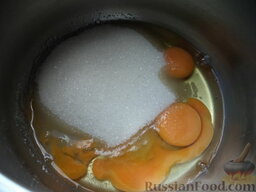 Быстрый пирог с ягодами: Как приготовить пирог с ягодами:    В миску вбить яйца, добавить сахар и соль.