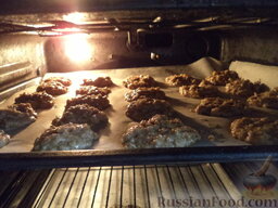 Печенье из "Геркулеса": Противень поставить в духовку на среднюю полку. Выпекать печенье из «Геркулеса» при температуре 180°С до золотистости (около 20-25 минут).