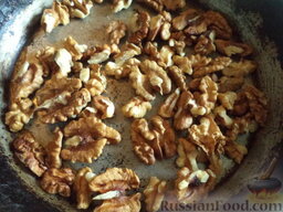 Печенье из "Геркулеса": Орехи выложить в сухую сковороду, обжарить на среднем огне помешивая, до приятного запаха (около 5 минут).