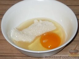 Творожная запеканка: Включить духовку для разогрева.    Яйцо взбить с сахаром.