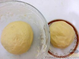 Пирог "Крошка": Замесить однородное тесто.    Разделить тесто на две неравные части (1/3 и 2/3). Или разделить тесто напополам. Положить в морозилку на 30-40 минут.