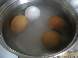 Салат "Мимоза"I: Яйца выложить в кастрюльку. Залить холодной водой. Добавить 1 ч. ложку соли. Поставить на огонь, довести до кипения. Убавить огонь до среднего, варить вкрутую (около 10 минут). Слить воду. Залить холодной водой. Охладить.