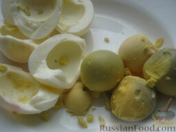 Салат "Мимоза"I: Яйца очистить. Промыть. Отделить белки от желтков.