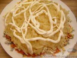 Салат с курицей "Грибная полянка": - половину картофеля;  - хороший слой майонеза (примерно 3 ст. ложки);